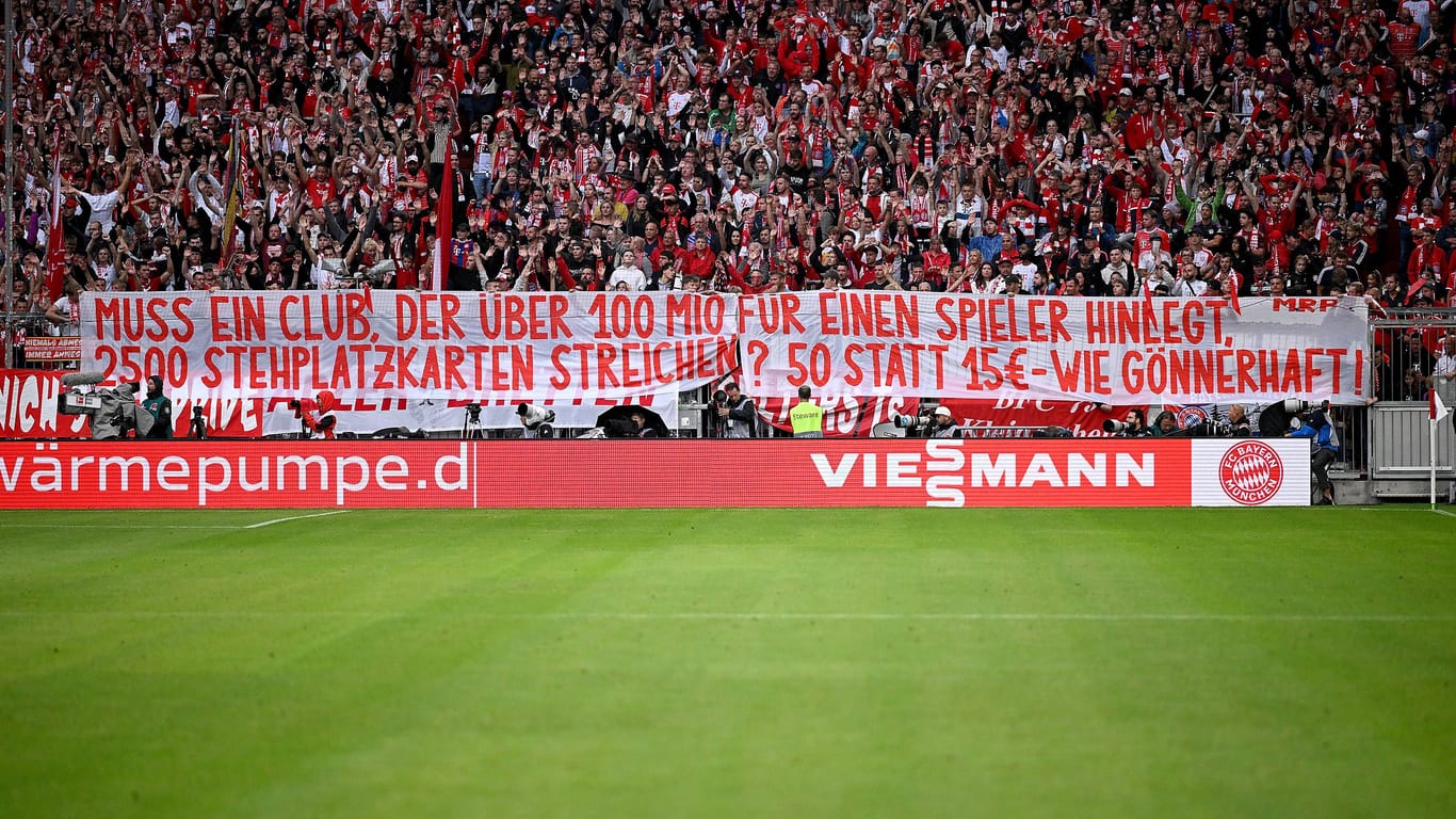 Eins von mehreren Bannern der Bayern-Fans: Die Anhänger sparten am Sonntag nicht mit Kritik.