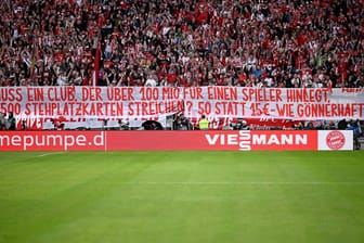 Eins von mehreren Bannern der Bayern-Fans: Die Anhänger sparten am Sonntag nicht mit Kritik.