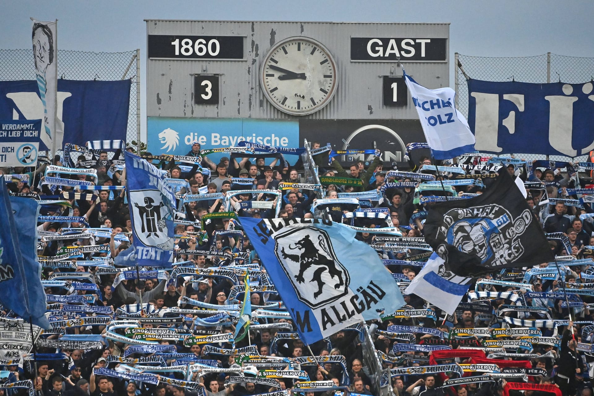 Die Fans von 1860 München in der Ostkurve des Grünwalder Stadions (Symbolbild): Drei mutmaßliche Löwen-Anhänger haben eine Gruppe von Lübeckern angegriffen.