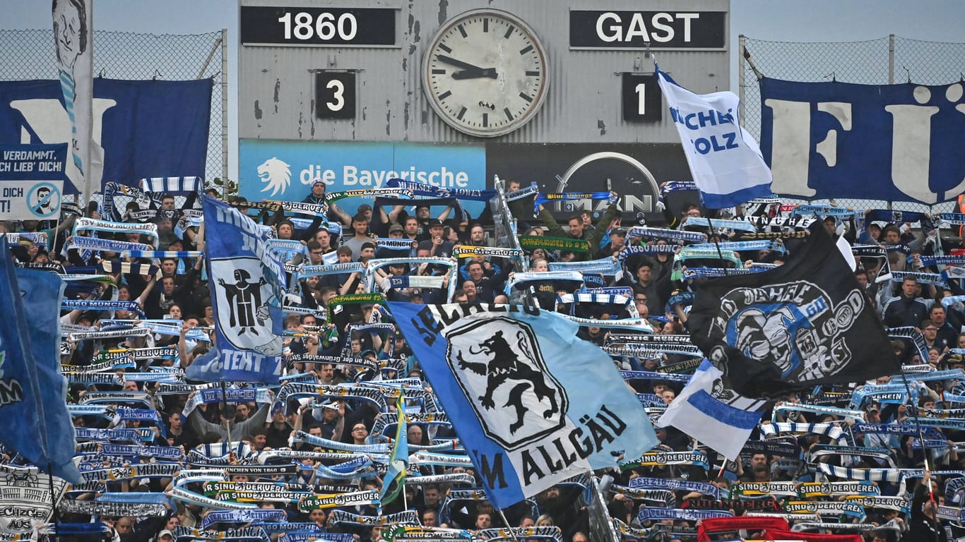 Die Fans von 1860 München in der Ostkurve des Grünwalder Stadions (Symbolbild): Drei mutmaßliche Löwen-Anhänger haben eine Gruppe von Lübeckern angegriffen.