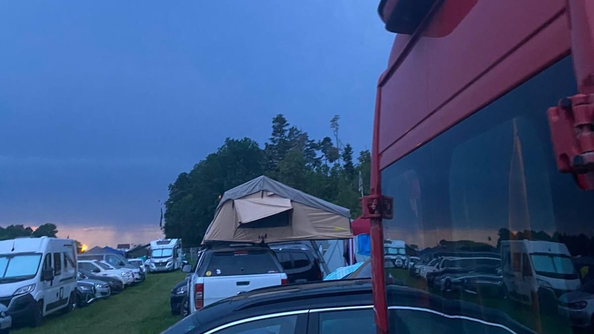 Am Mittwochabend standen Gewitterwolken über dem Summer Breeze – das Unwetter zog vorbei. Am Donnerstagabend warnt der DWD erneut vor Gewittern über dem Festivalgelände.