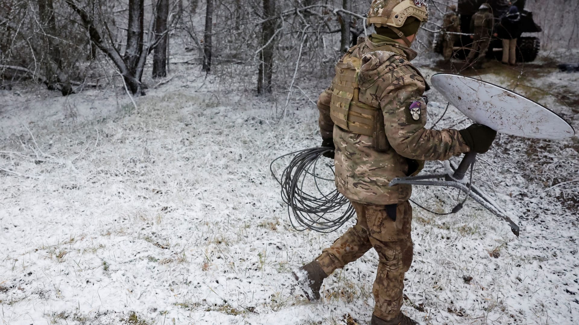 Ein ukrainischer Soldat mit einer Starlink-Empfangsanlage an der Front (Archivbild).