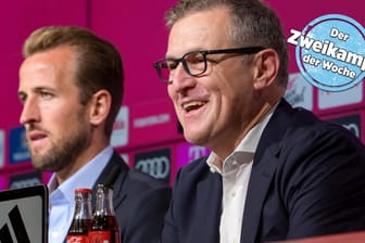 Bayerns Vorstandsboss Jan-Christian Dreesen (r.) äußerte sich bei der Vorstellung von Harry Kane auch zu Trainer Thomas Tuchel und dem Zustand der Mannschaft.
