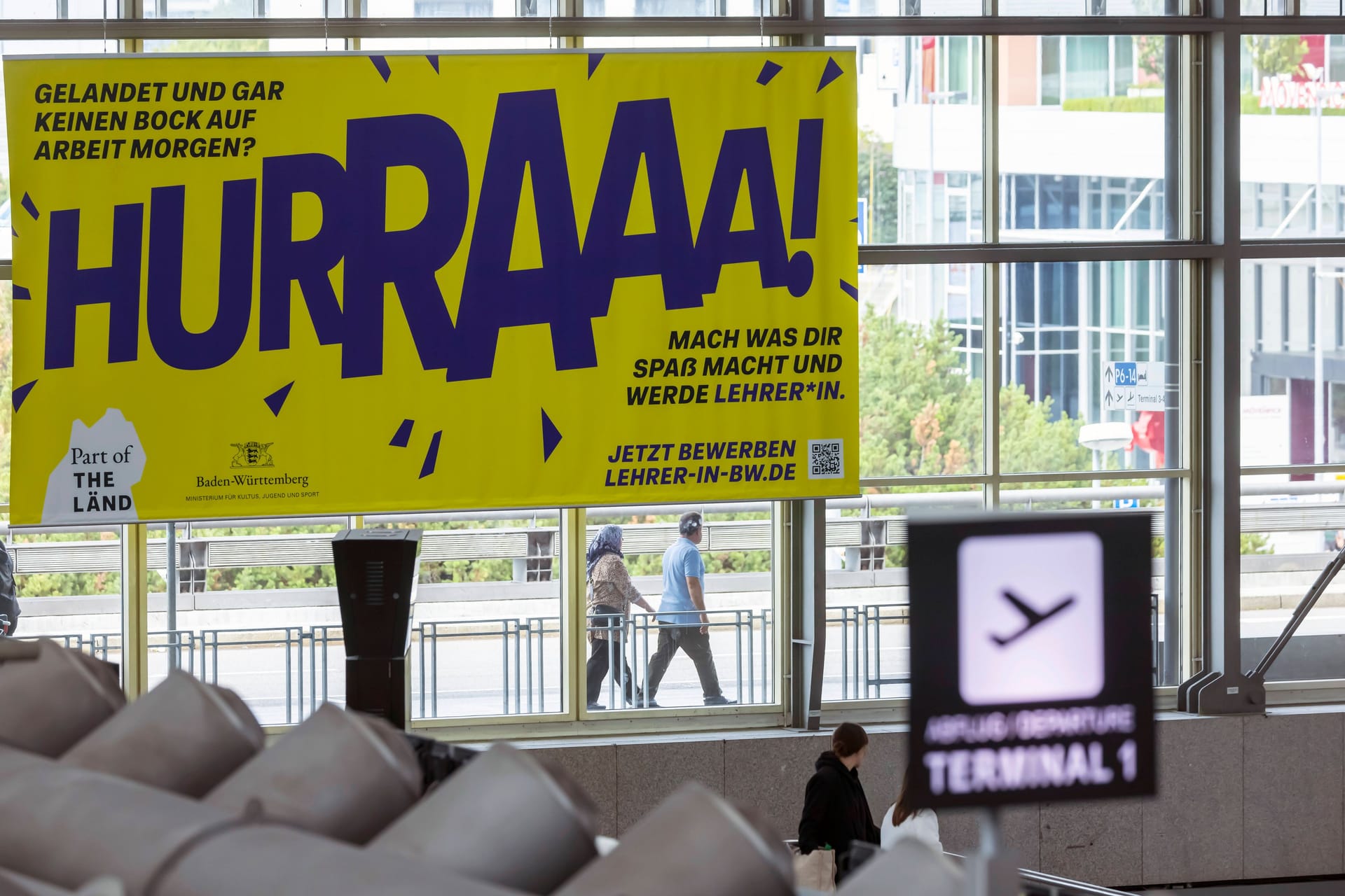 Das umstrittene Plakat am Stuttgarter Flughafen.