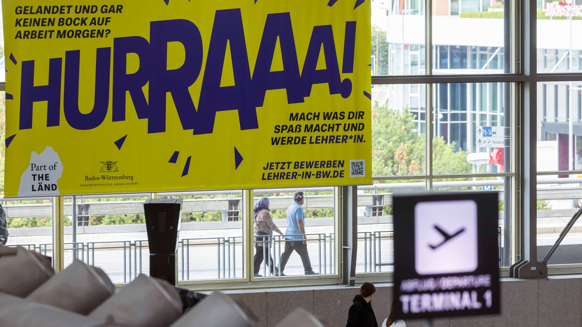 Das umstrittene Plakat am Stuttgarter Flughafen.