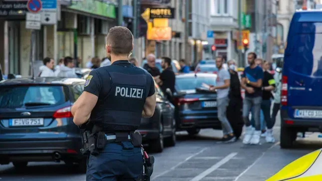 Polizist und Spurensicherung am Tatort: Polizeibeamte hatten im Einsatz auf den Mann geschossen.