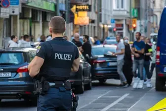 Polizist und Spurensicherung am Tatort: Polizeibeamte hatten im Einsatz auf den Mann geschossen.
