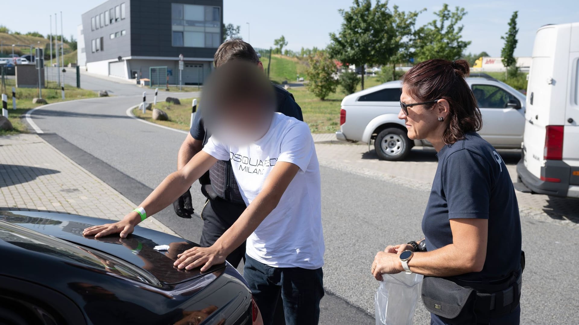 Bundespolizisten nehmen auf dem Rastplatz „Am Heideholz“ an der Autobahn 17 vier mutmaßliche Schleuser in Gewahrsam.