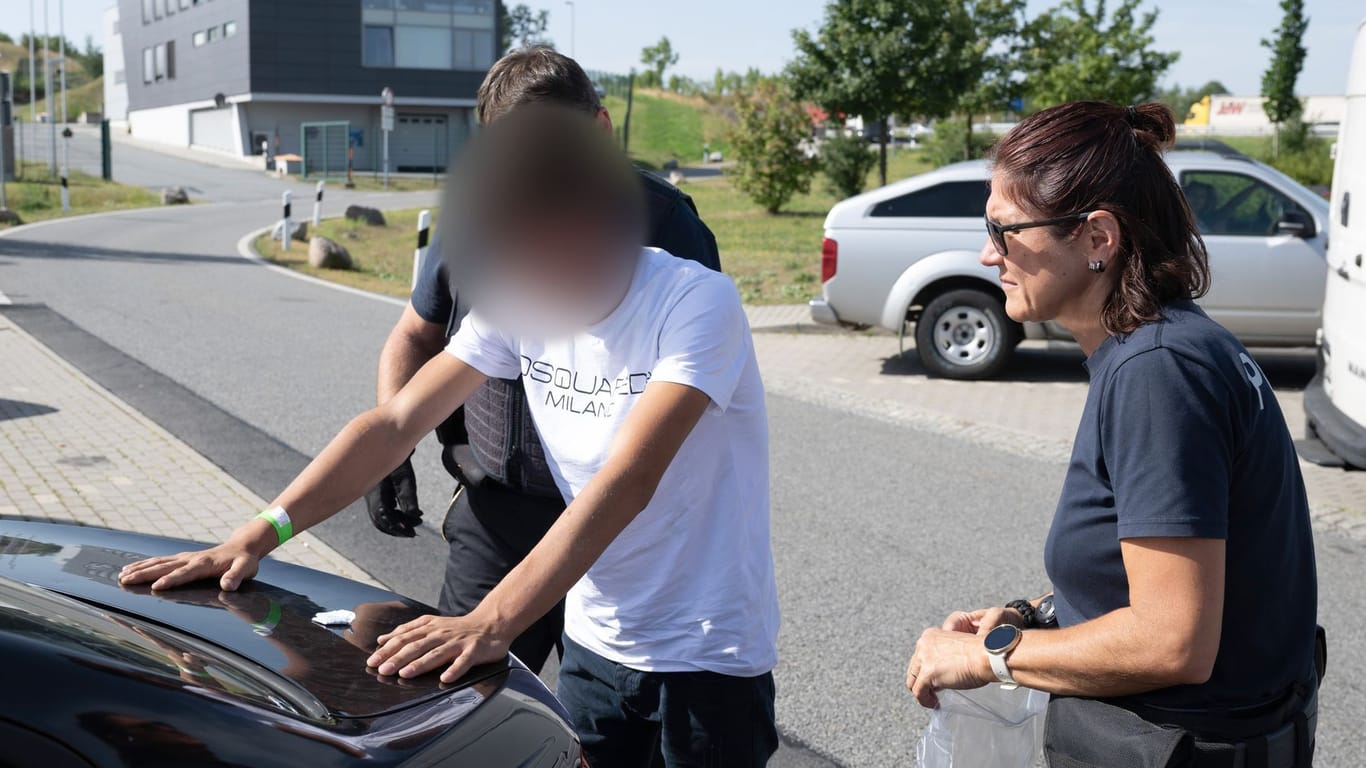 Bundespolizisten nehmen auf dem Rastplatz „Am Heideholz“ an der Autobahn 17 vier mutmaßliche Schleuser in Gewahrsam.