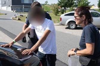 Bundespolizisten nehmen auf dem Rastplatz „Am Heideholz“ an der Autobahn 17 vier mutmaßliche Schleuser in Gewahrsam.