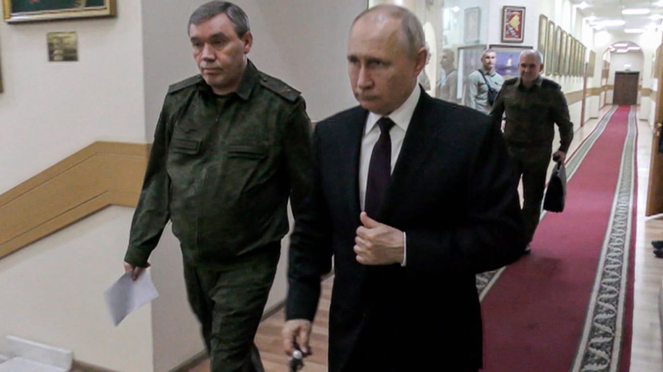 19.08.2023, Rostow am Don: Dieses vom russischen Fernsehen RU-RTR zur Verfügung gestellten Videostandbild zeigt Wladimir Putin (r.) und Waleri Gerassimow, russischer Generalstabschef.