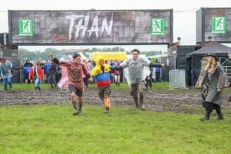 Sie sind schon auf dem Gelände und freuen sich: Der Einlass zum Wacken Open Air 2023 ist am Mittwoch gestoppt worden.