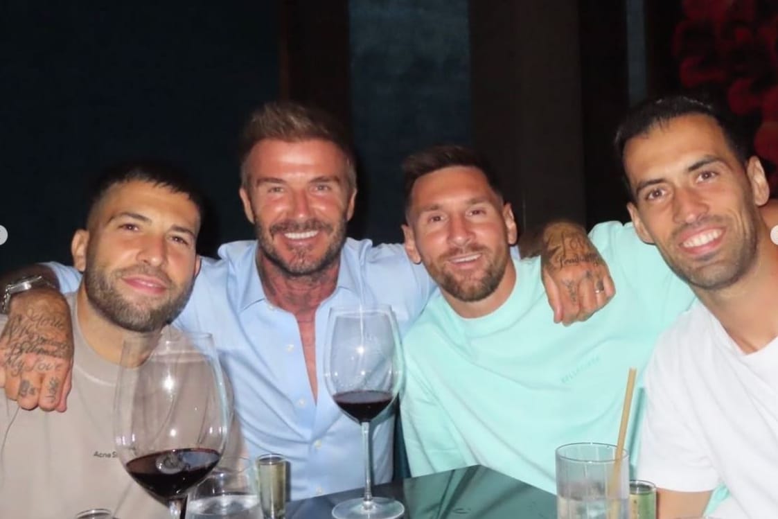 Messi (2.v.r.) feierte mit Klubeigentümer David Beckham (2.v.l.) und seinen Mannschaftskollegen Jordi Alba (l.) und Sergio Busquets letzten Freitag in einem Restaurant in Miami.