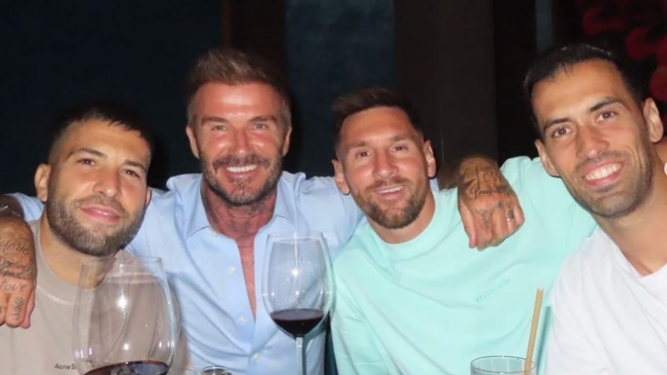 Messi (2.v.r.) feierte mit Klubeigentümer David Beckham (2.v.l.) und seinen Mannschaftskollegen Jordi Alba (l.) und Sergio Busquets letzten Freitag in einem Restaurant in Miami.