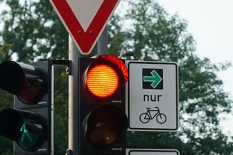 Hamburg: An vereinzelten Kreuzungen dürfen Radfahrer fortan trotz roter Ampel rechts abbiegen.