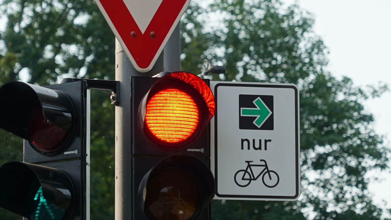 Hamburg: An vereinzelten Kreuzungen dürfen Radfahrer fortan trotz roter Ampel rechts abbiegen.