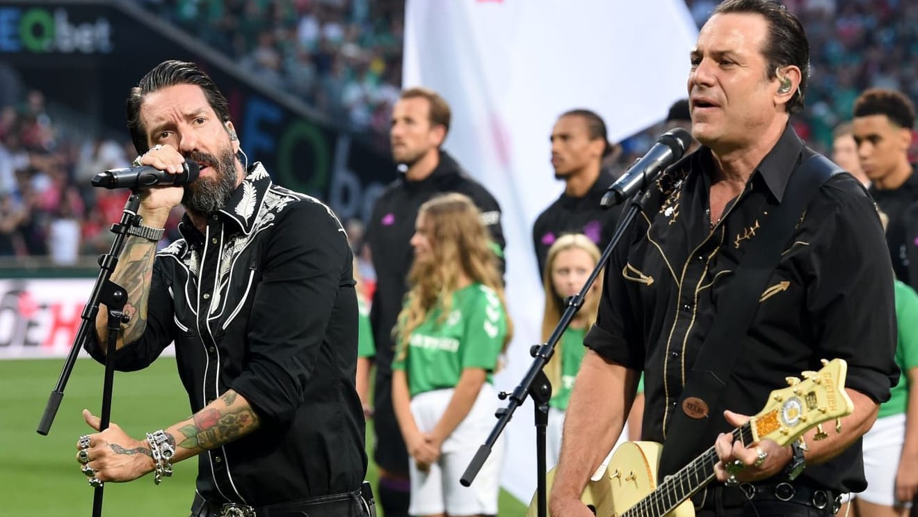 The Boss Hoss: Sie sangen zum Bundesliga-Auftakt die Nationalhymne.