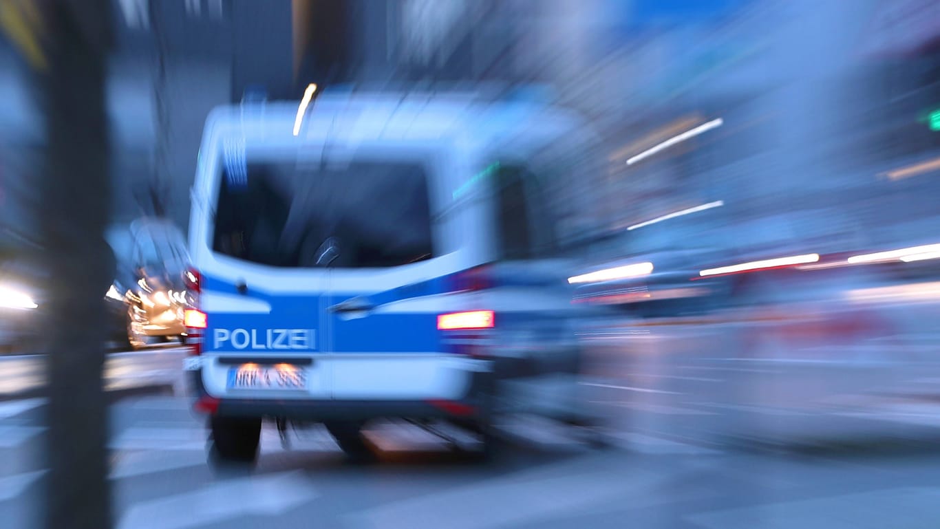 Ein Einsatzfahrzeug der Polizei fährt mit Blaulicht (Symbolbild): Die Polizei konnte einen Verdächtigen identifizieren, der einen Mann mit einem Messer bedroht haben soll.