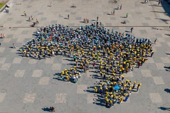 Ein Flashmob formt die Umrisse der Ukraine inklusive Krim (Archivfoto). Der Status der Krim ist seit der Annexion durch Russland umstritten.