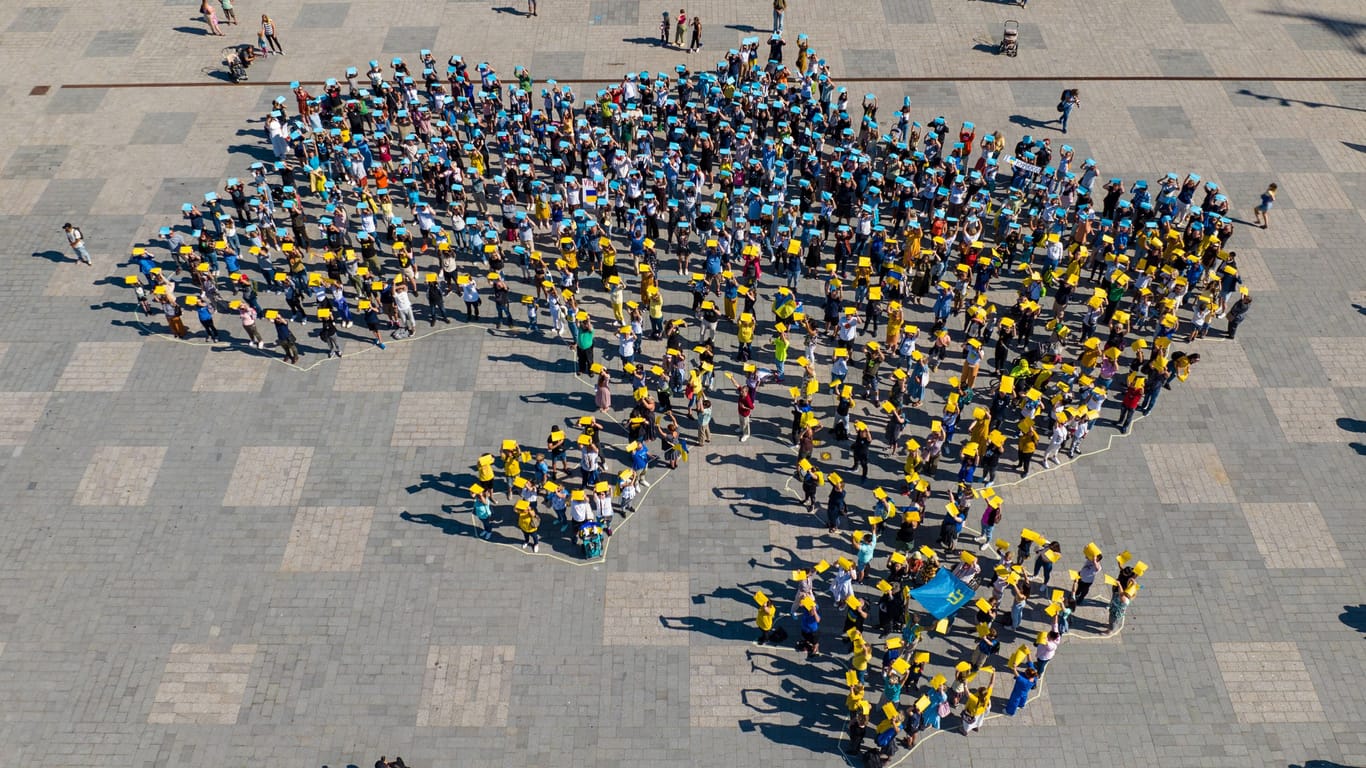 Ein Flashmob formt die Umrisse der Ukraine inklusive Krim (Archivfoto). Der Status der Krim ist seit der Annexion durch Russland umstritten.