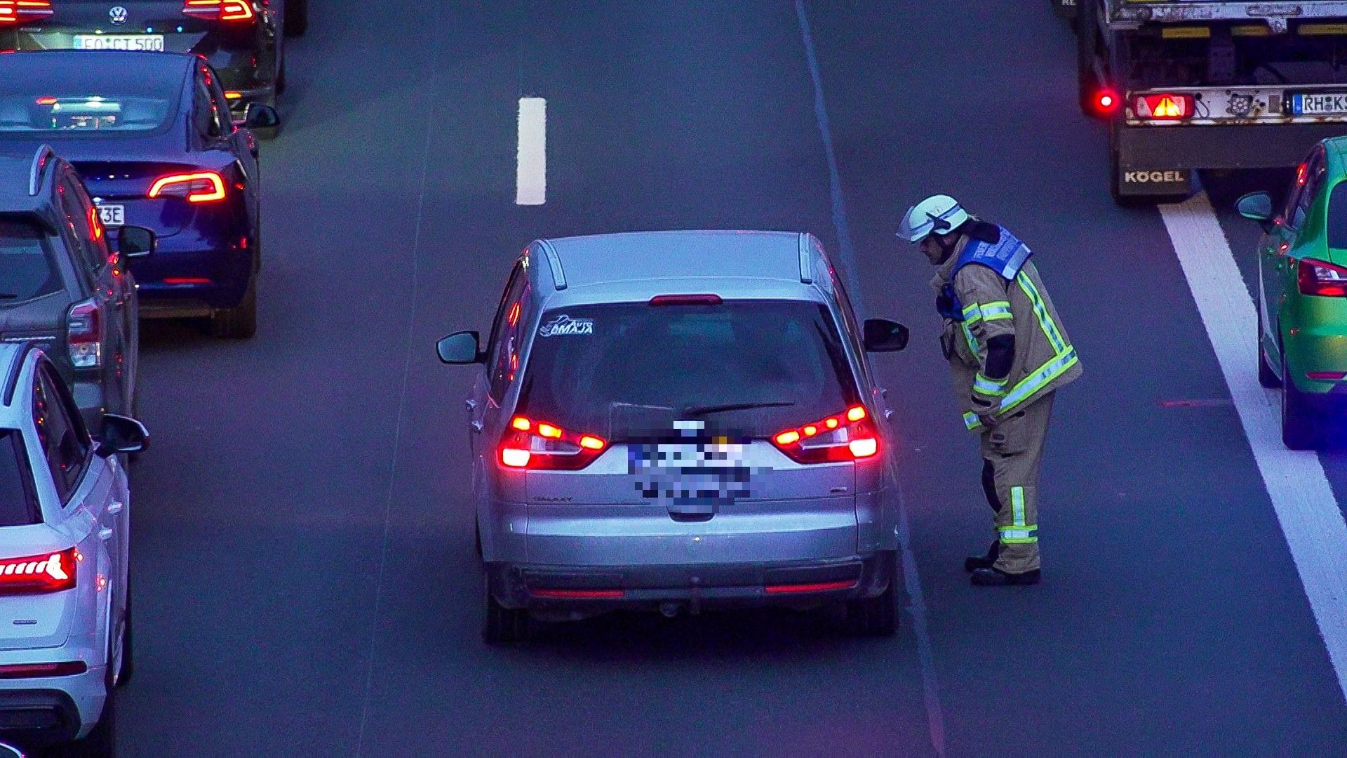 Ein Feuerwehrmann stoppte den Autofahrer, sprach ihn auf sein Vergehen an.