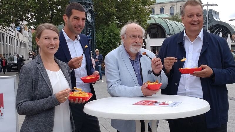 Dr. Lisa Mundzeck, Dr. Axel von der Ohe, Prof. Dr. Andrea Siebert-Raths und Mathias Quast testen das neue Pfandsystem am Kröpcke.