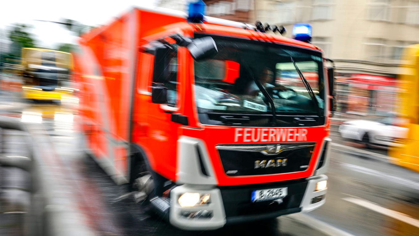 Einsatzwagen der Feuerwehr Berlin: Das Zelt brannte vollständig nieder.