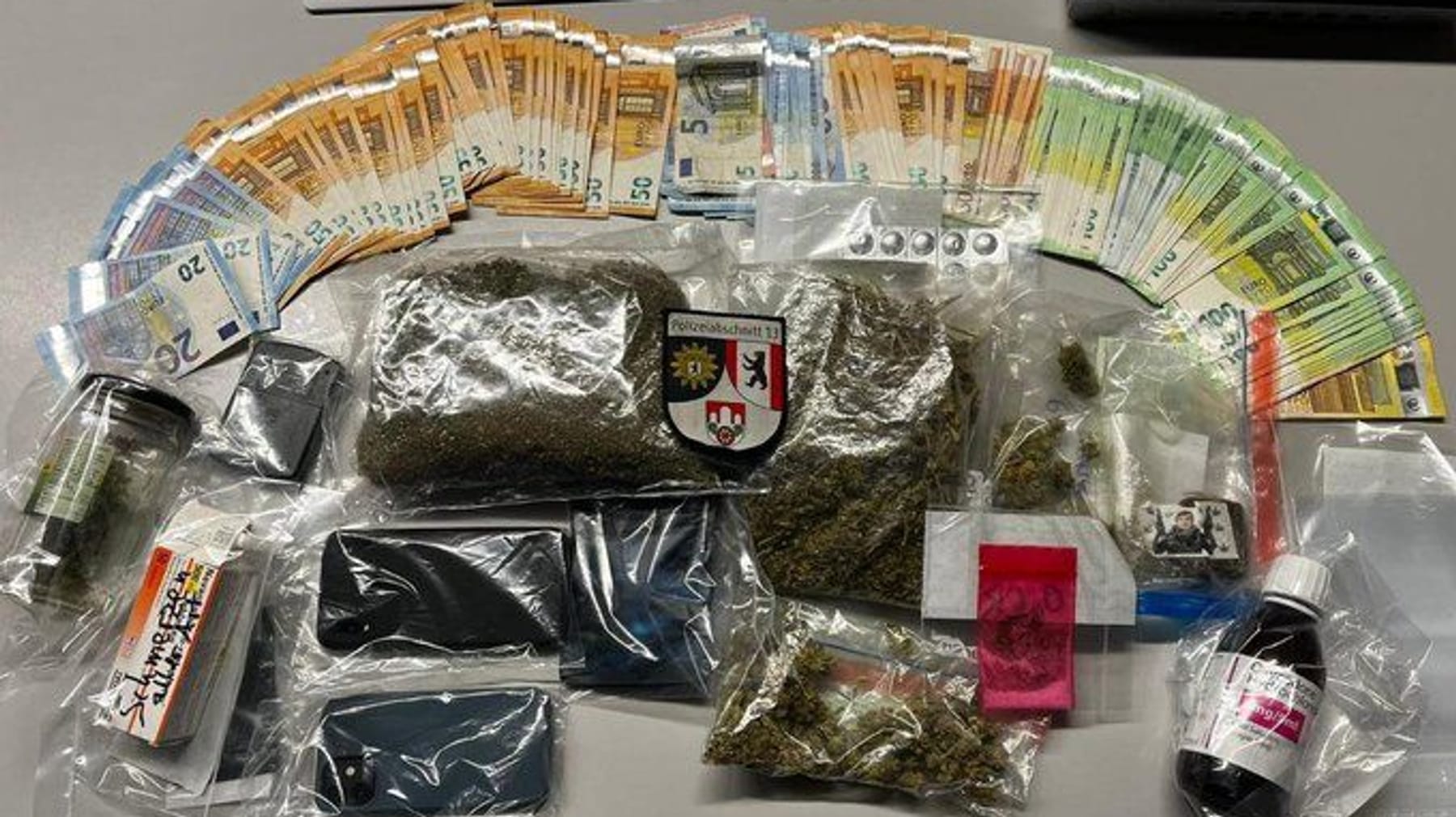 Berlin Drogen und Bargeld beschlagnahmt Polizei landet Glückstreffer