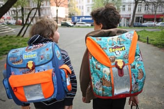 Schwere Last: Dass gerade Grundschüler viel auf dem Rücken tragen, lässt sich schwer vermeiden. Die richtige Packtechnik kann hier helfen.