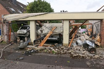 Explosion bei Garagenbrand: Große Schäden an mehreren Garagen, H