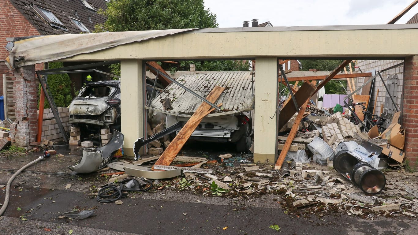 Explosion bei Garagenbrand: Große Schäden an mehreren Garagen, H