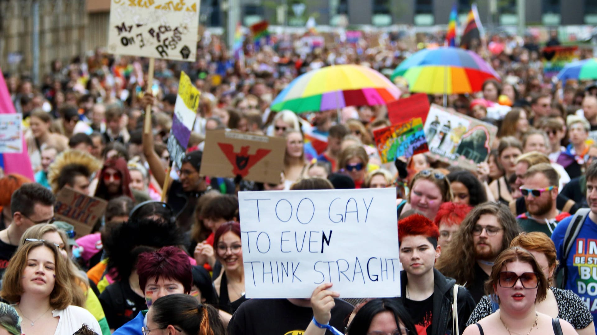 Bunte Parade bei einem Christopher Street Day (Archivbild): In Bremen werden bis zu 12.000 Teilnehmende erwartet.