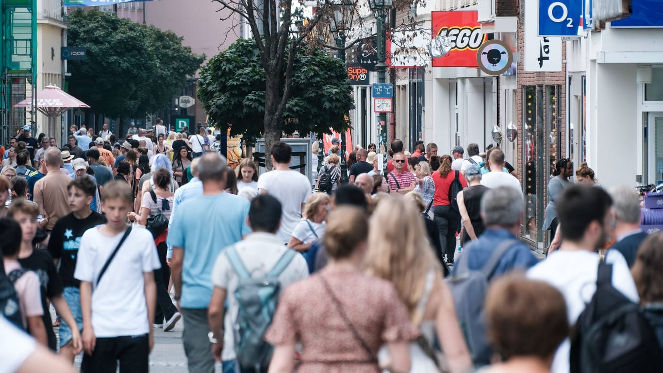 Menschen in einer Fußgängerzone (Symbolbild): Wirtschaftsstillstand in Deutschland