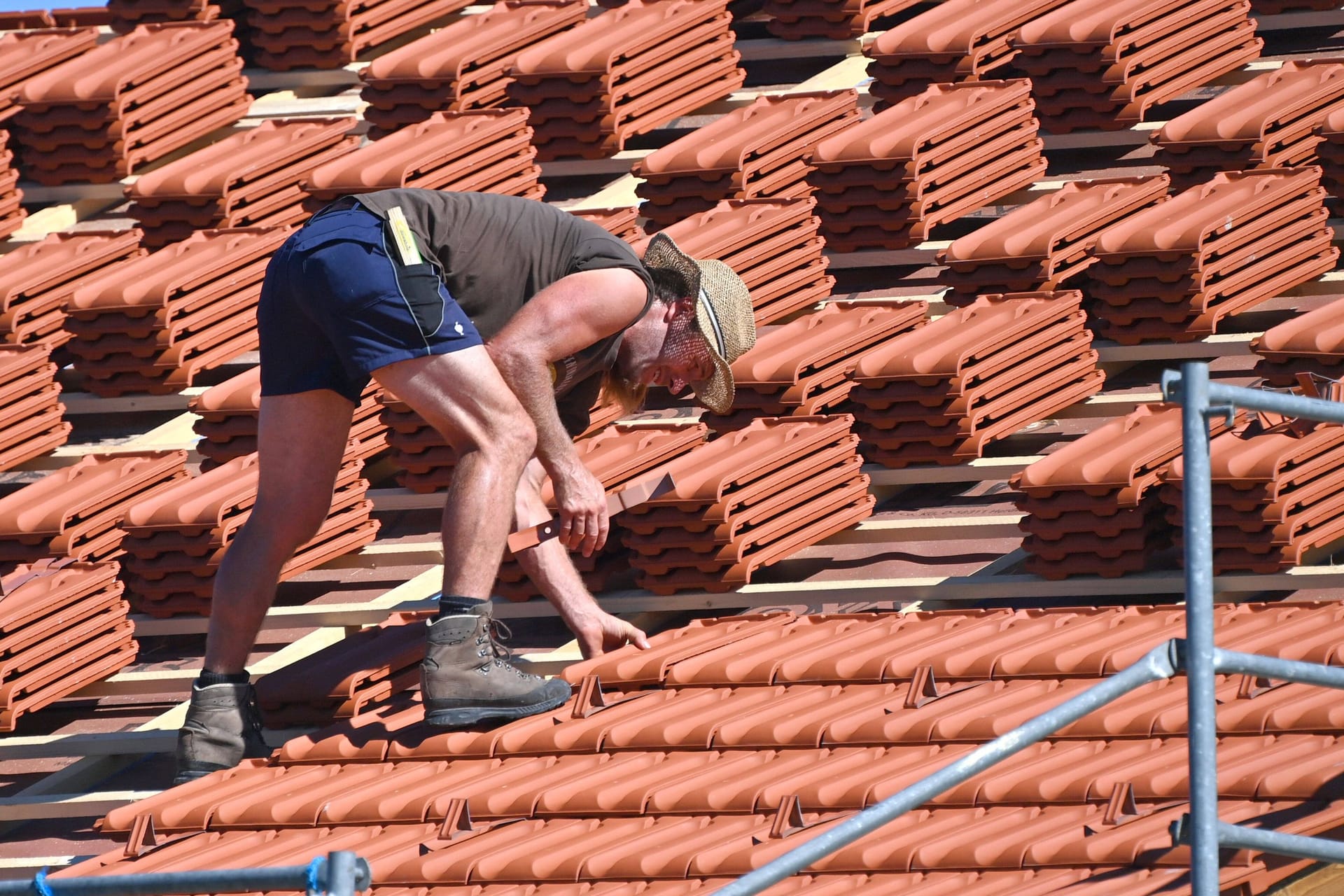 Dachdecker bei der Arbeit (Symbolbild): Die Temperaturen steigen in den kommenden Tagen auf bis zu 36 Grad an.