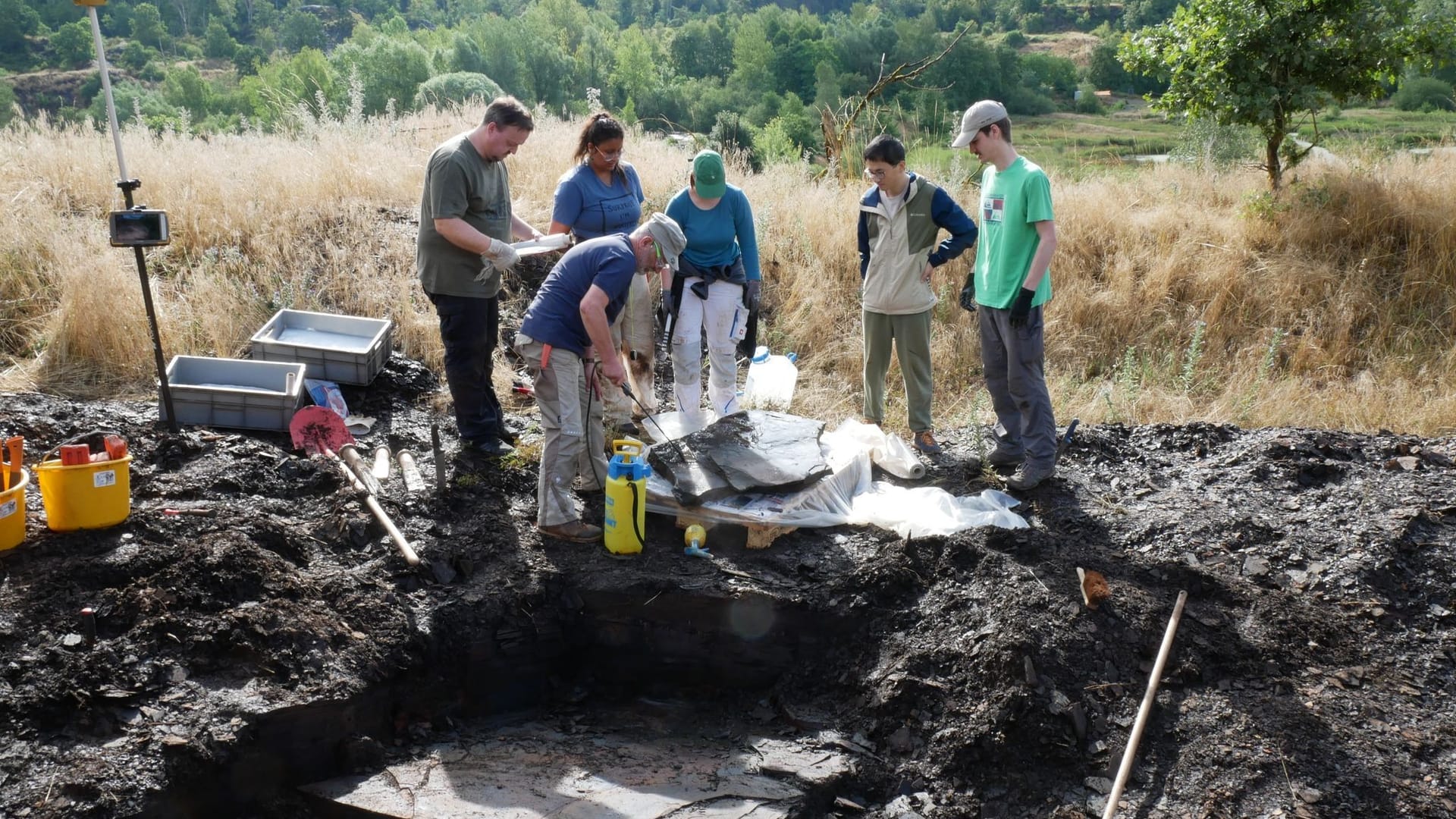 Forscher bergen Fossil in der Grube Messel