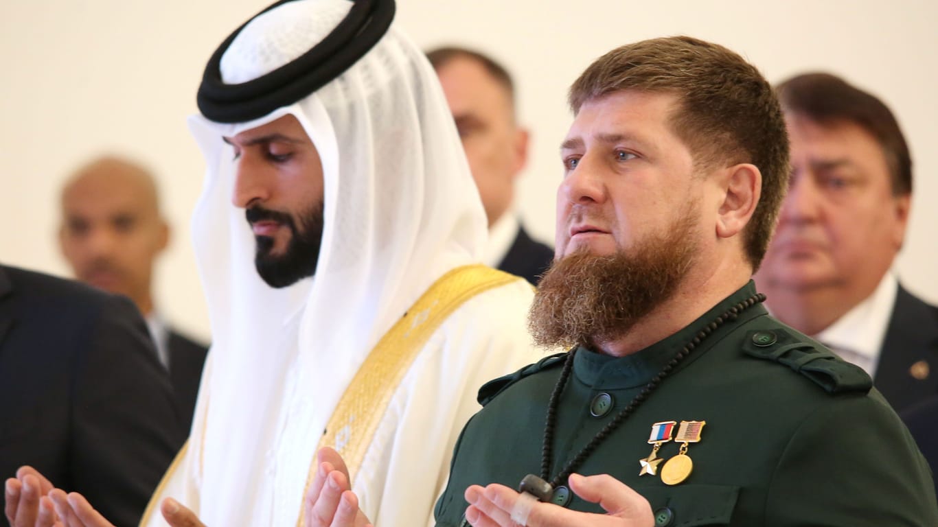 Der bahrainische Prinz Nasser bin Hamad al Khalifa (l) neben Ramsan Kadyrow: Ziel des tschetschenischen Machthabers ist es, so Heß, sich vor allem außenpolitisch zu inszenieren.