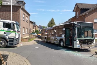 Die Unfallstelle in Bornheim: Ein Schulbus ist mit einem Müllwagen zusammengestoßen.