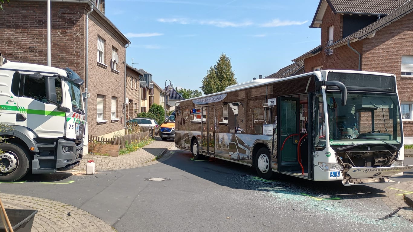 Die Unfallstelle in Bornheim: Ein Schulbus ist mit einem Müllwagen zusammengestoßen.