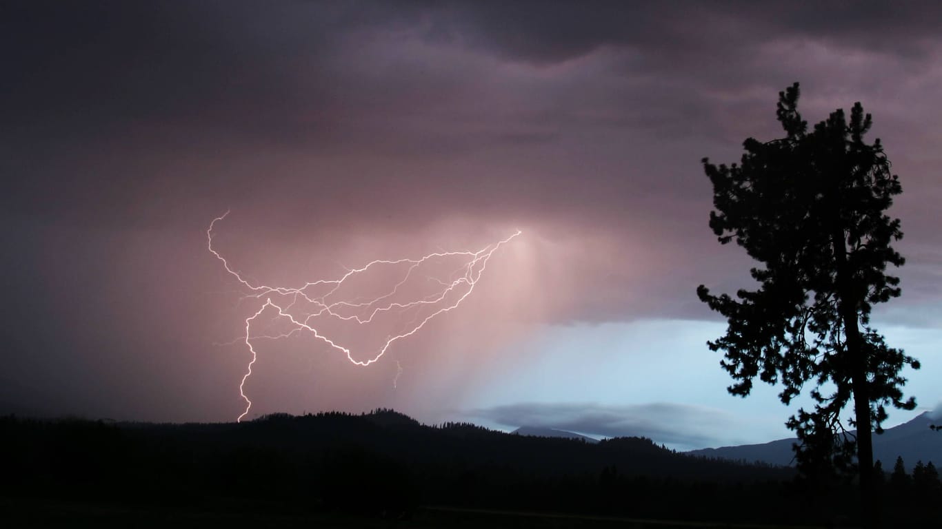 Ein Blitz über der Landschaft (Symbolbild): In der Nacht zu Dienstag gingen zahlreiche Anrufe bei der Rettungsstelle ein.