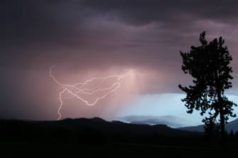 Ein Blitz über der Landschaft (Symbolbild): In der Nacht zu Dienstag gingen zahlreiche Anrufe bei der Rettungsstelle ein.