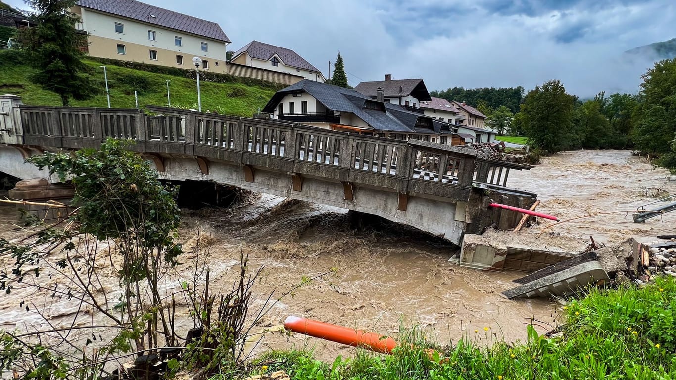 Eine eingestürzte Brücke in der Nähe der Stadt Kamnik: Teils mussten Dörfer mit Hubschraubern versorgt werden.