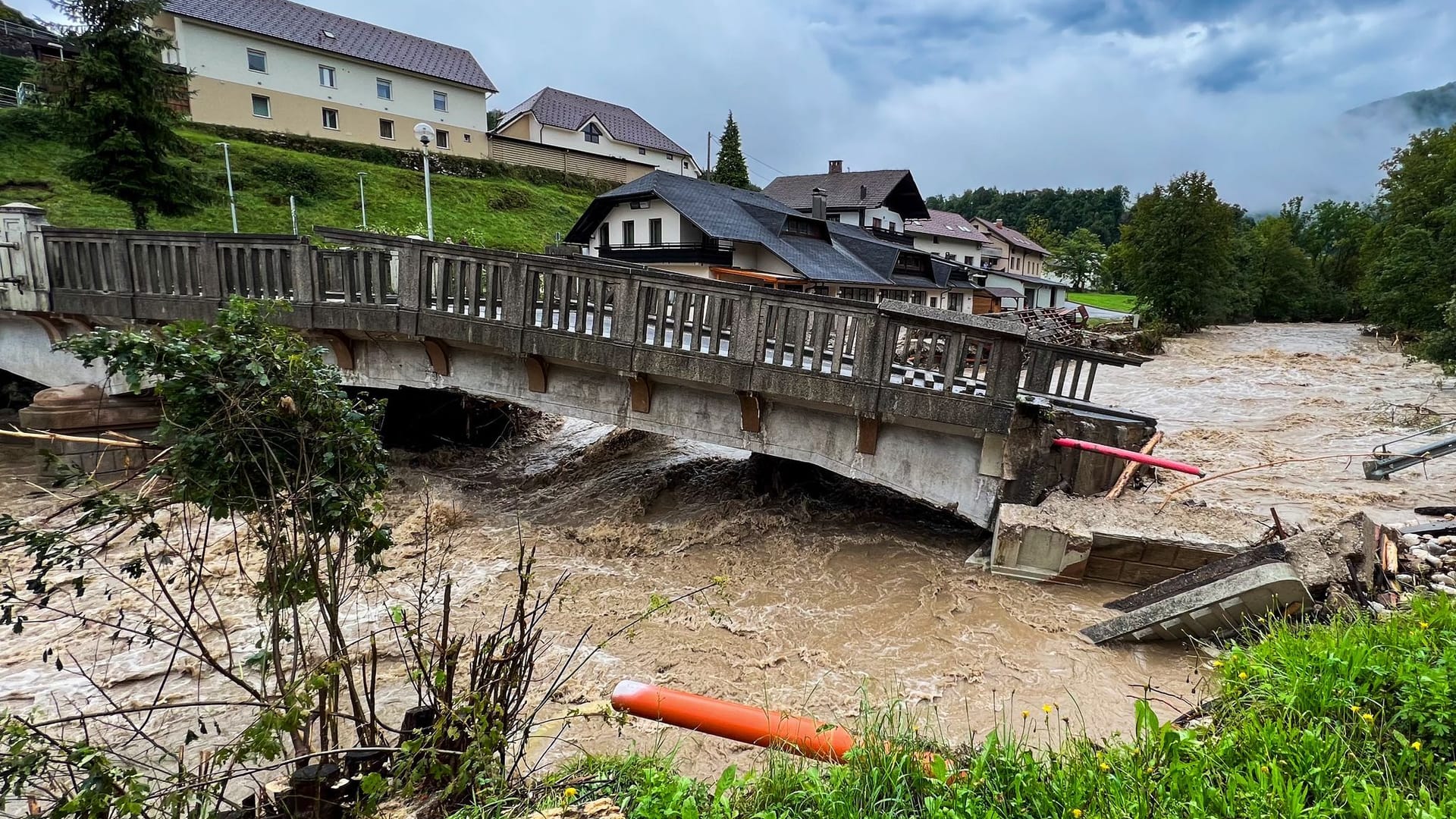 Eine eingestürzte Brücke in der Nähe der Stadt Kamnik: Teils mussten Dörfer mit Hubschraubern versorgt werden.