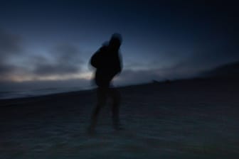 Eine gruselige Gestalt läuft am Strand entlang (Symbolbild): In Norddeutschland sollen eigentümliche Gestalten ihr Unwesen treiben.