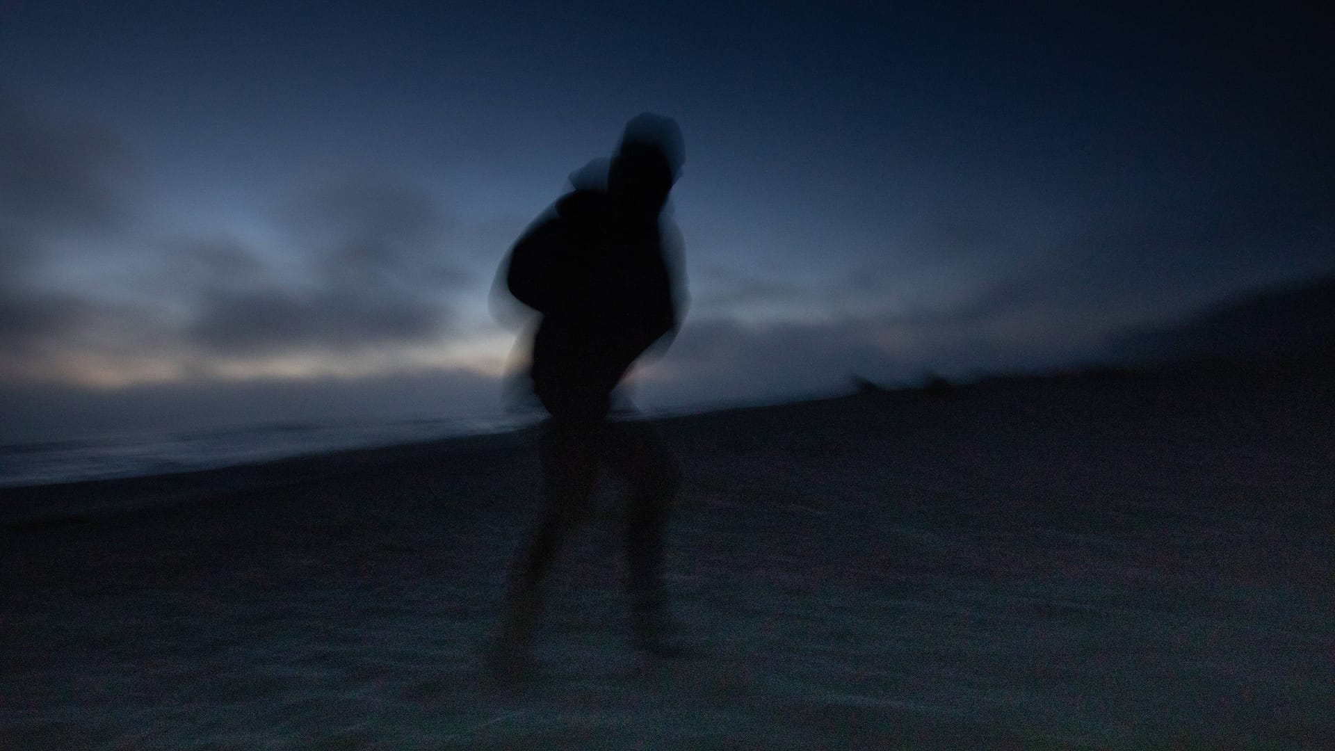 Eine gruselige Gestalt läuft am Strand entlang (Symbolbild): In Norddeutschland sollen eigentümliche Gestalten ihr Unwesen treiben.