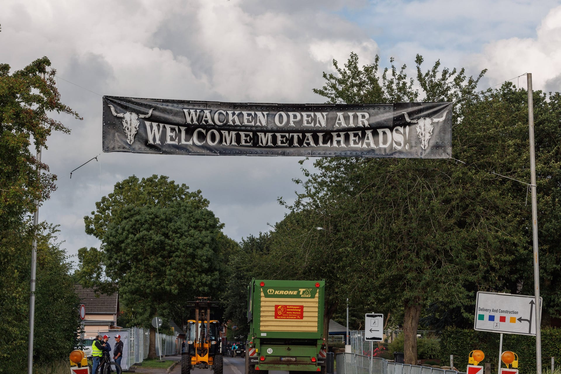 Obwohl die offizielle Anreise erst am Montag möglich war, fanden sich bereits am Sonntag die ersten Fans in Wacken ein.