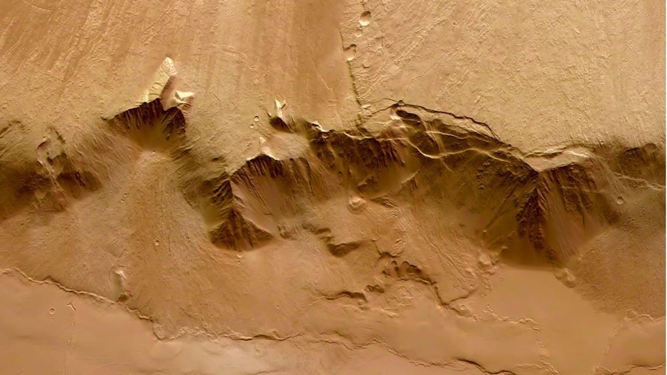 Am Fuße des Olympus Mons erhebt sich ein Kliff.
