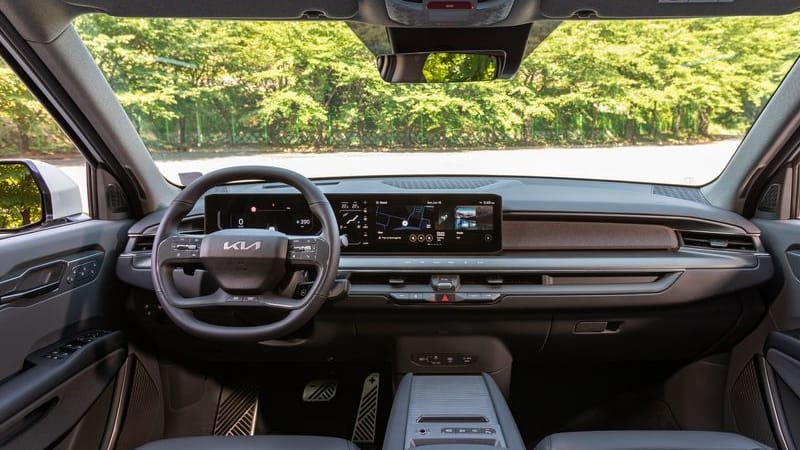 Kommandozentrale moderner Autos: Auch im Kia EV9 geht nichts mehr ohne Bildschirme im Cockpit.