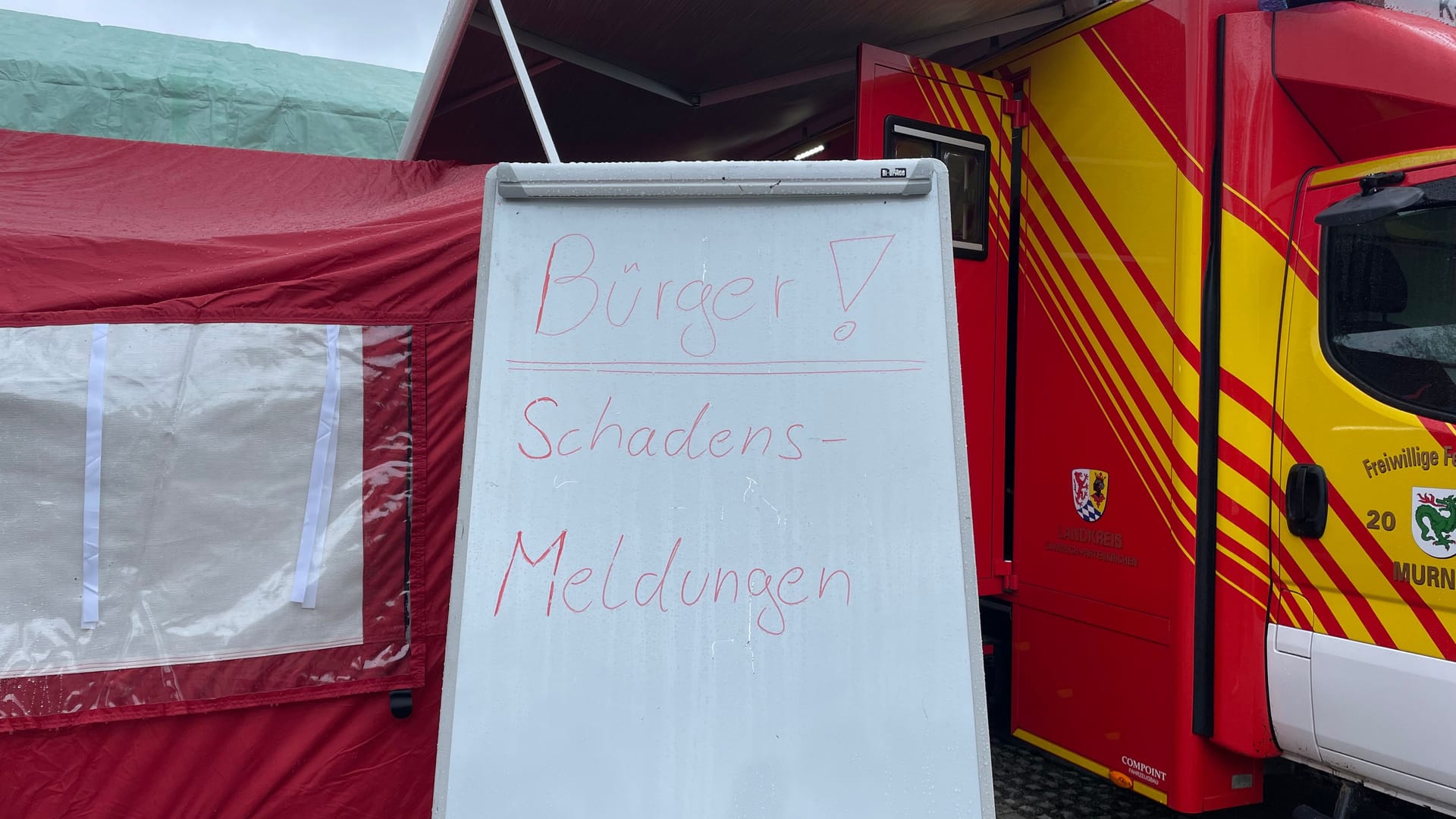 Feuerwehr und Polizei haben im Ort eine Einsatzzentrale errichtet: Bürger können hier Schäden melden, die Verantwortlichen entsenden dann Helfer.