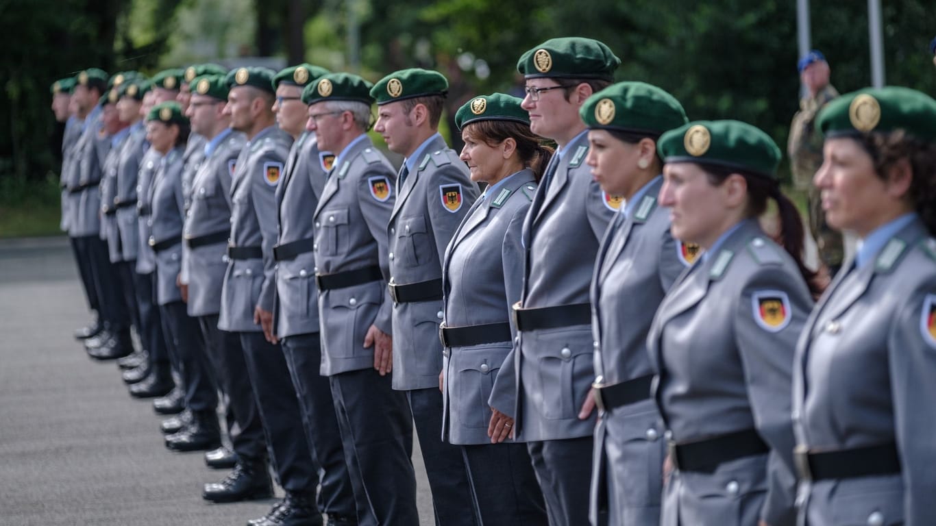 Soldaten der Reserve stehen bei ihrer Gelöbnisfeier (Symbolbild): Für den Jahrgang 2024 wird mit 150 Rekruten ohne Bundeswehrerfahrung gerechnet.