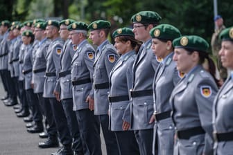 Soldaten der Reserve stehen bei ihrer Gelöbnisfeier (Symbolbild): Für den Jahrgang 2024 wird mit 150 Rekruten ohne Bundeswehrerfahrung gerechnet.